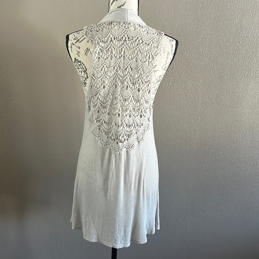 Sleeveless open cardigan with lace back
